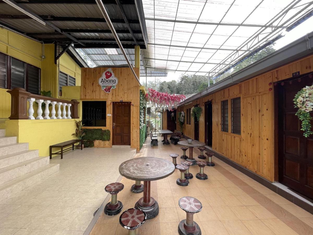Aiza Homestay Opposite Abang Strawberry Taman Sedia Tanah Rata Bagian luar foto