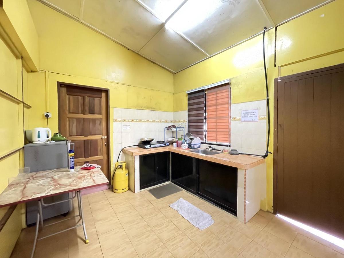 Aiza Homestay Opposite Abang Strawberry Taman Sedia Tanah Rata Bagian luar foto