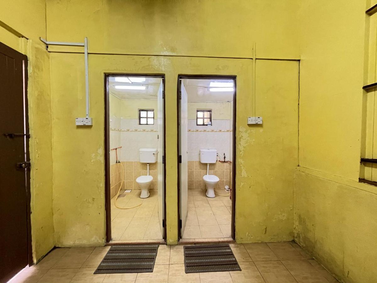 Aiza Homestay Opposite Abang Strawberry Taman Sedia Tanah Rata Bagian luar foto