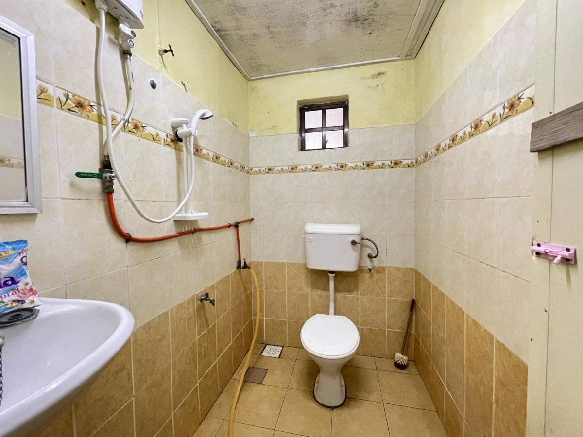 Aiza Homestay Opposite Abang Strawberry Taman Sedia Tanah Rata Bagian luar foto