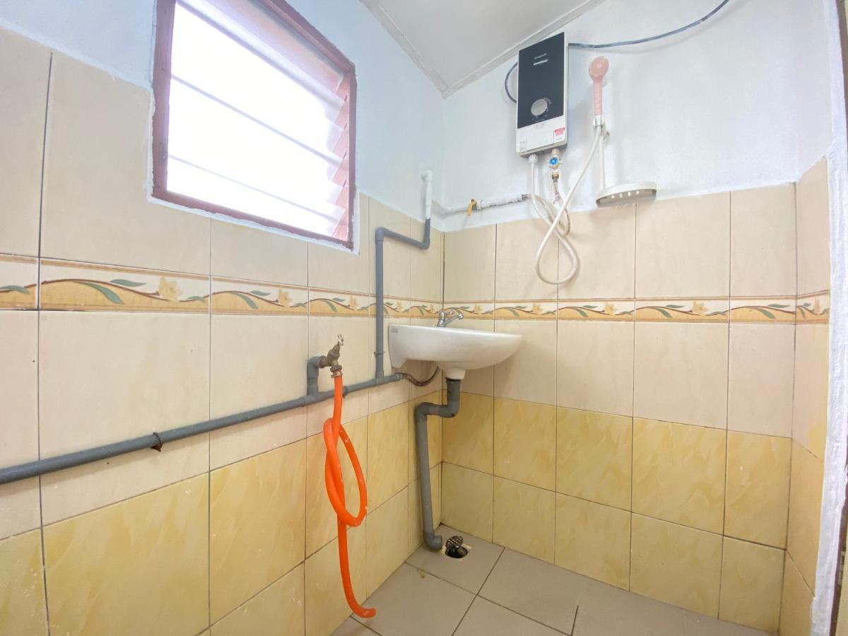 Aiza Homestay Opposite Abang Strawberry Taman Sedia Tanah Rata Bagian luar foto