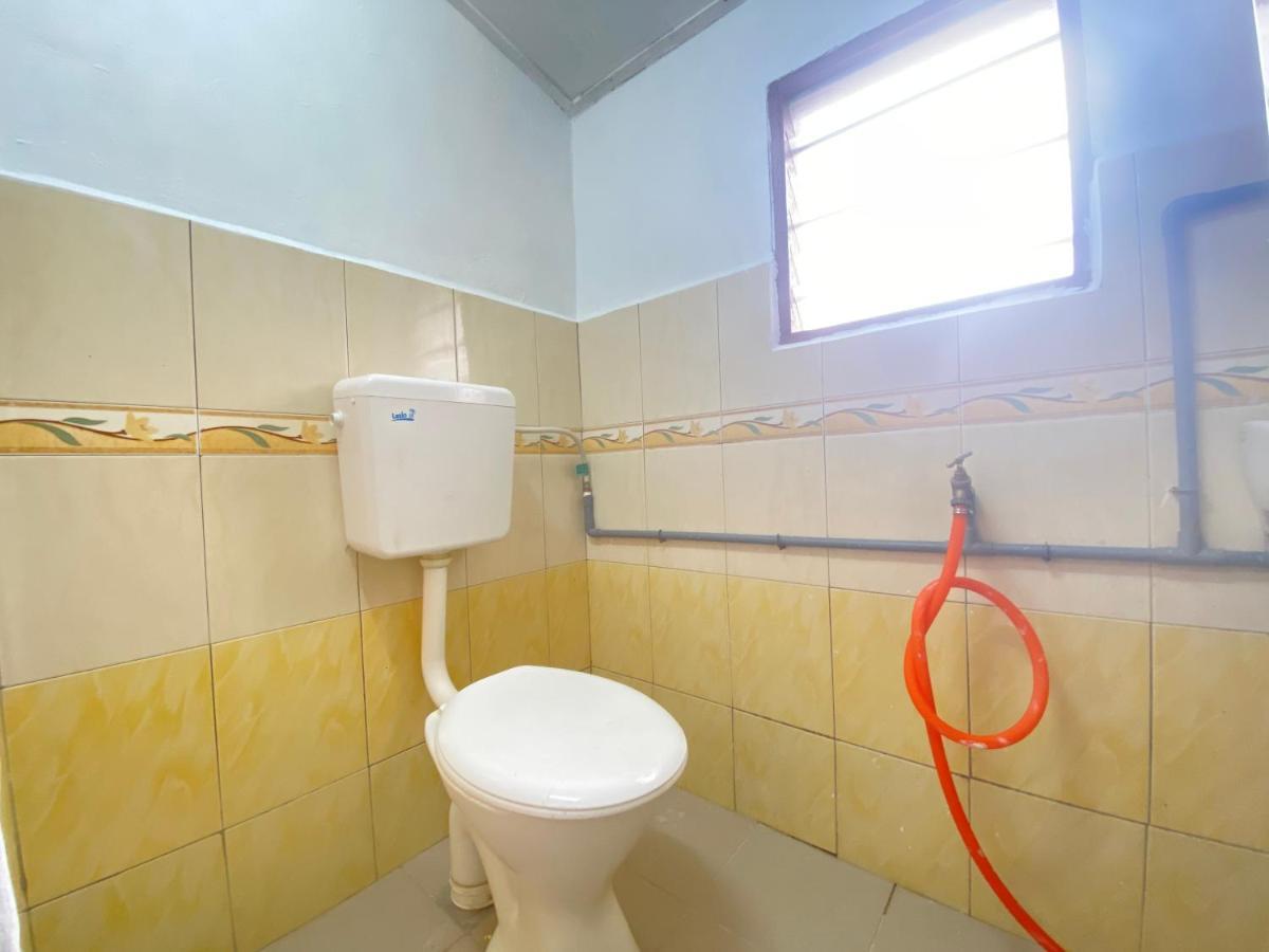 Aiza Homestay Opposite Abang Strawberry Taman Sedia Tanah Rata Bagian luar foto