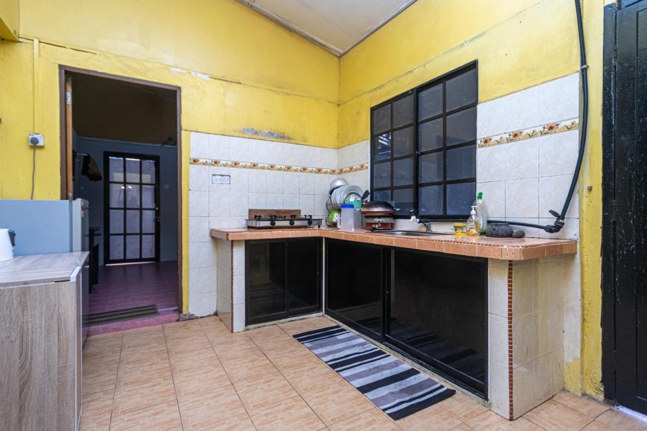 Aiza Homestay Opposite Abang Strawberry Taman Sedia Tanah Rata Bagian luar foto