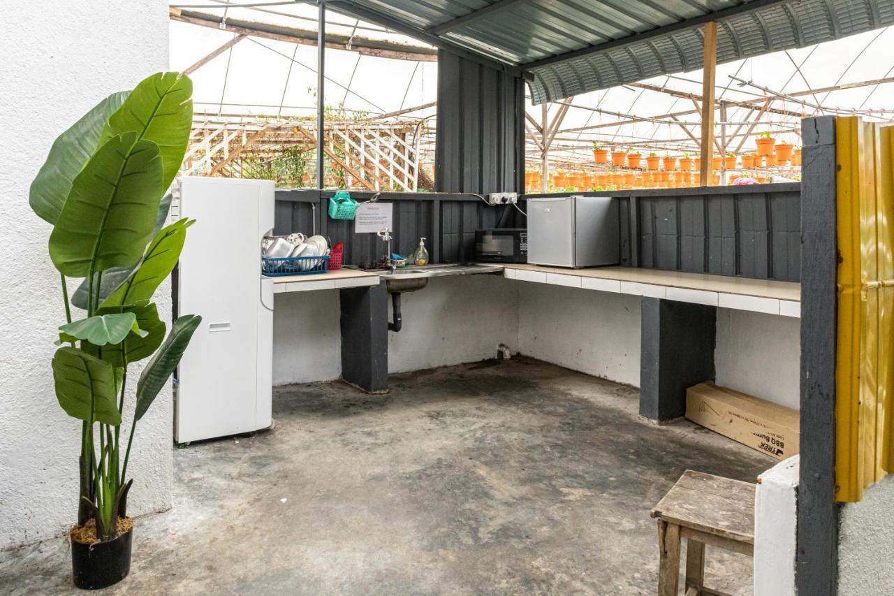 Aiza Homestay Opposite Abang Strawberry Taman Sedia Tanah Rata Bagian luar foto
