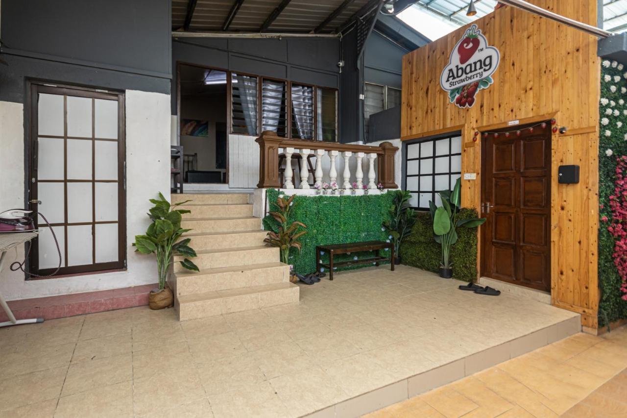 Aiza Homestay Opposite Abang Strawberry Taman Sedia Tanah Rata Bagian luar foto
