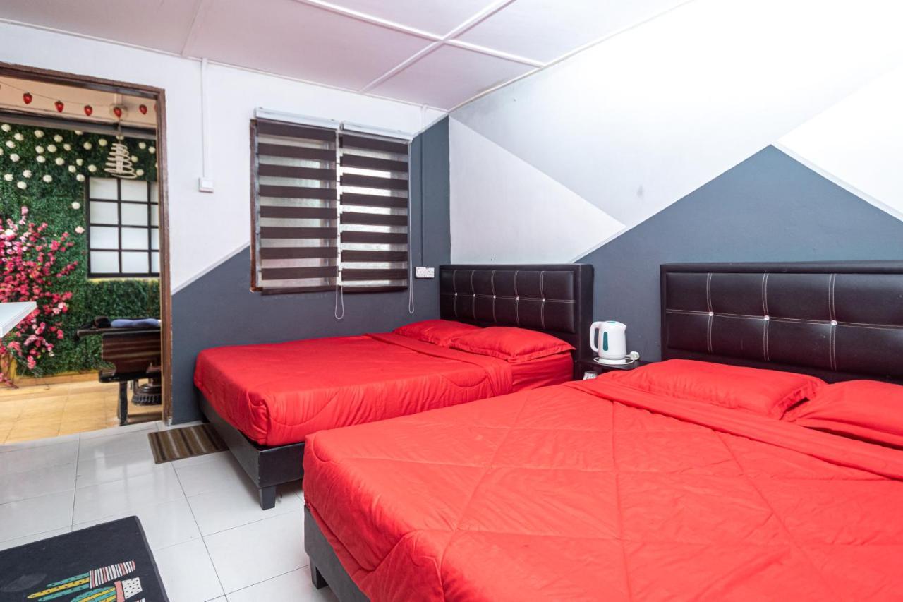 Aiza Homestay Opposite Abang Strawberry Taman Sedia Tanah Rata Bagian luar foto