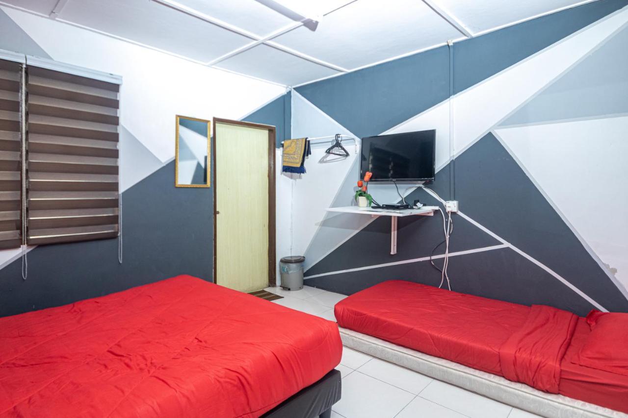 Aiza Homestay Opposite Abang Strawberry Taman Sedia Tanah Rata Bagian luar foto