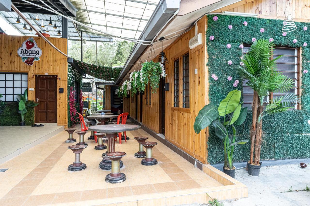 Aiza Homestay Opposite Abang Strawberry Taman Sedia Tanah Rata Bagian luar foto