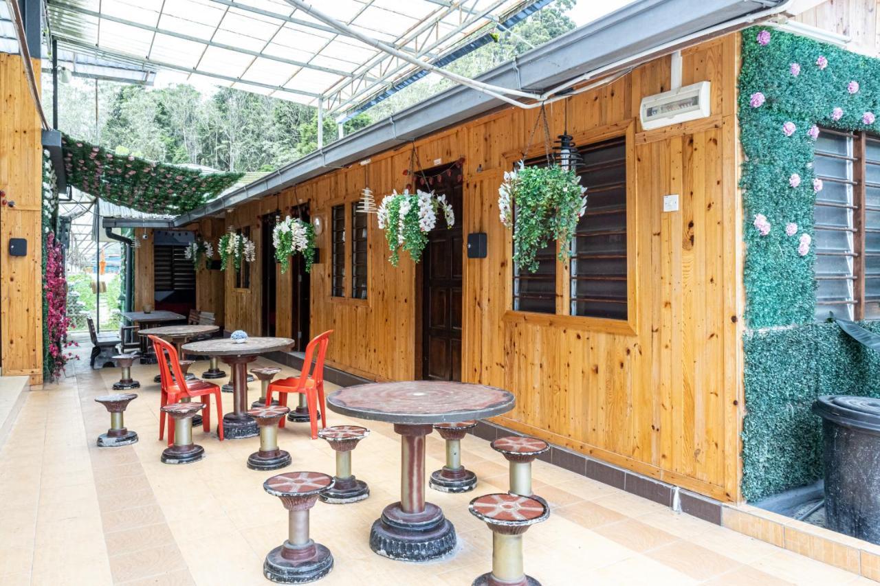 Aiza Homestay Opposite Abang Strawberry Taman Sedia Tanah Rata Bagian luar foto