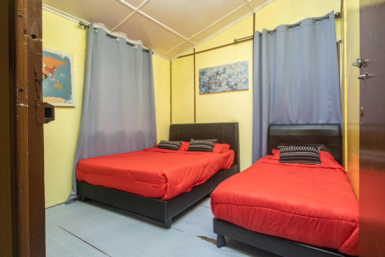 Aiza Homestay Opposite Abang Strawberry Taman Sedia Tanah Rata Bagian luar foto
