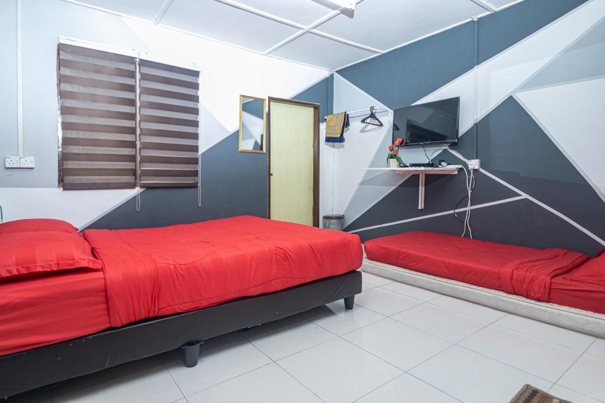 Aiza Homestay Opposite Abang Strawberry Taman Sedia Tanah Rata Bagian luar foto