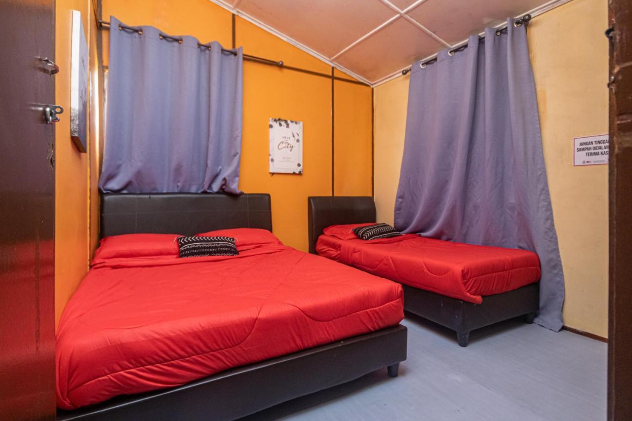 Aiza Homestay Opposite Abang Strawberry Taman Sedia Tanah Rata Bagian luar foto