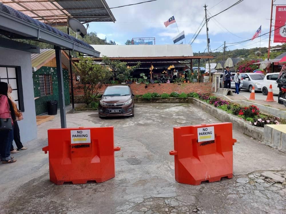 Aiza Homestay Opposite Abang Strawberry Taman Sedia Tanah Rata Bagian luar foto
